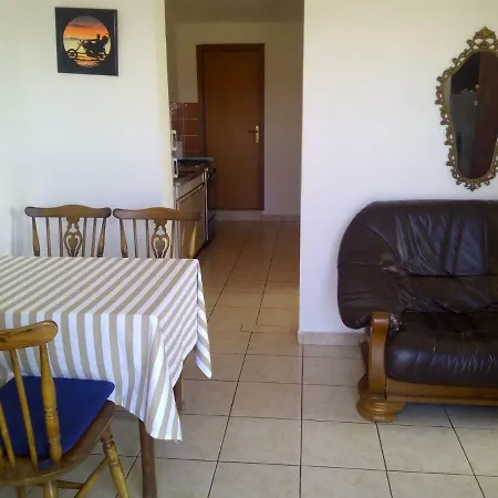 Luce-with Parking Apartament Nin